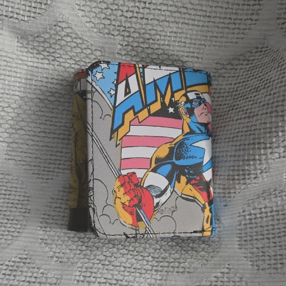 Marvel Black Wallet with Red Logo - Picture 1 of 8